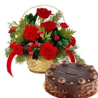 12 लाल Carnations और Roses के बुंडाले में 500 ग्राम चॉकलेट केक के साथ टोकरी की व्यवस्था - ताज़े फूल दुबई