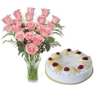 20 Rose Rosa In Un Vaso Con 0,5 Kg Di Torta Di Ananas - Fiori Freschi Dubai