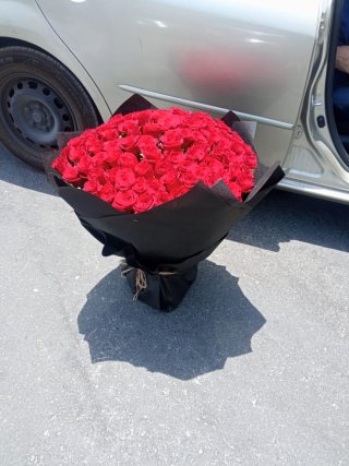  : १०१ लाल गुलाब काले रैप के साथ दुबई - ताज़े फूल दुबई