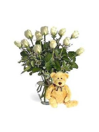 Les Roses Blanches Dans Un Vase De 18 Actions Avec 6 Pouces De Teddy - Fleurs Fraîches Dubaï