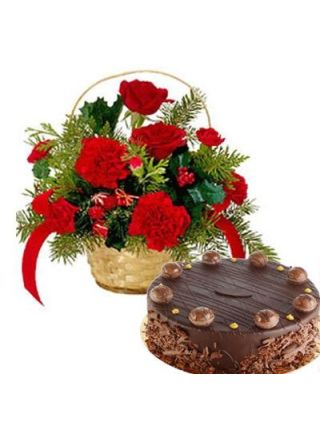 تنظیم در یک سبد از 12 قرمز carnations و گل سرخ با 500 گرم کیک شکلاتی - گل تازه دبی